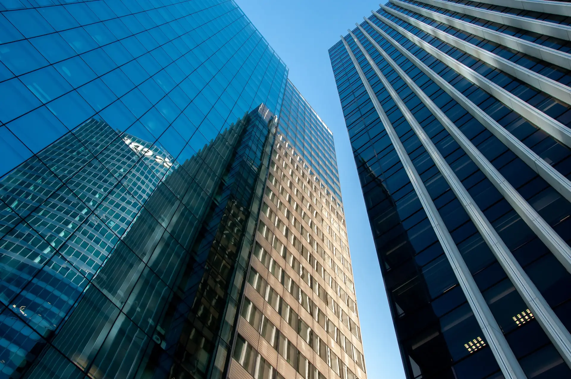 Gratte-ciel modernes avec façades vitrées reflectives